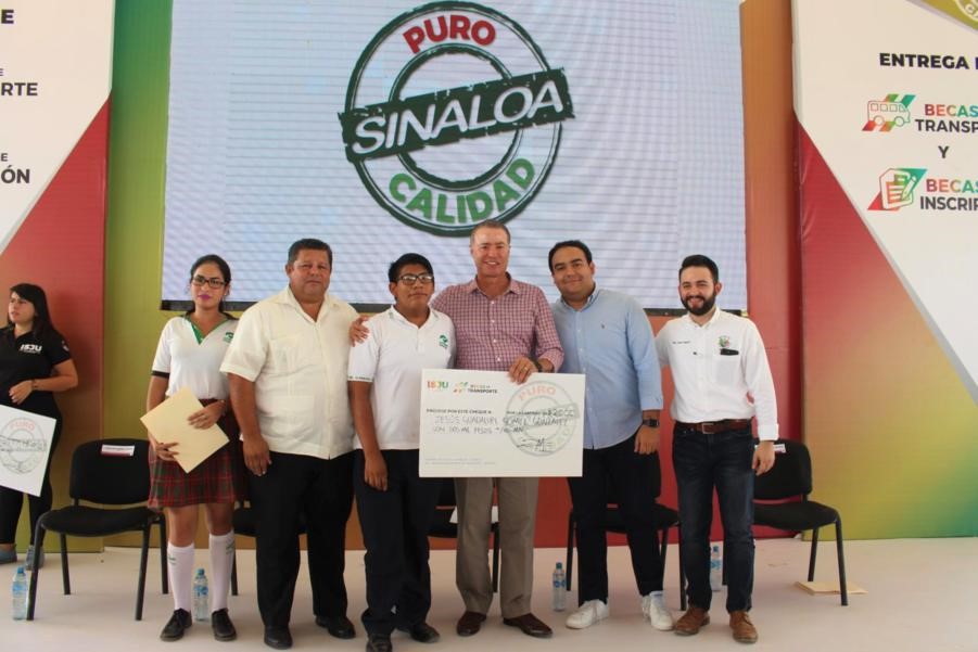 HISTÓRICA ENTREGA DE BECAS EN NAVOLATO Politica Con Tambora