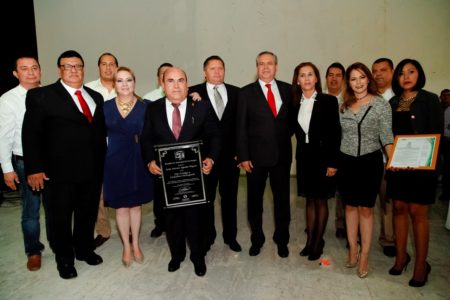 El comandante Aguilar y el secretario General de Gobierno con el Alcalde y Regidores. 