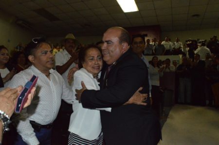 Su madre, la señora Jerónima Íñiguez felicita a su hijo “Chuy Toño”